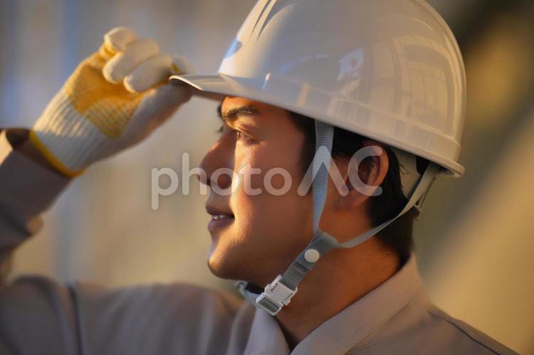 ヘルメットを掴む男性の横顔 男性,ヘルメット,掴むの写真素材