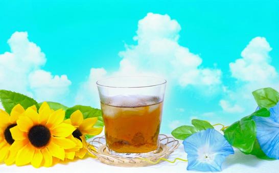 夏空、夏花、麦茶 夏空、夏花、麦茶 ひまわり,朝顔,麦茶の写真素材