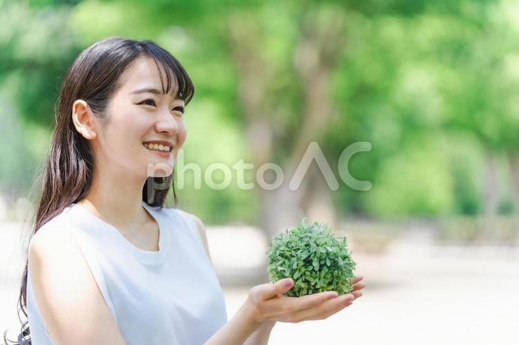植物を持つ日本人女性（横顔） sdgs,エコ,環境の写真素材