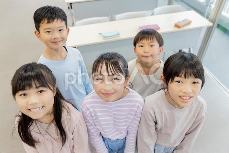 小学生　仲良し　仲間　 小学生,塾,女性の写真素材