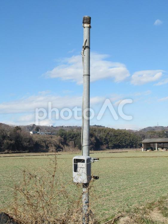 農地に立つ何かしらの役がある鉄柱 鉄柱,機材,農地の写真素材