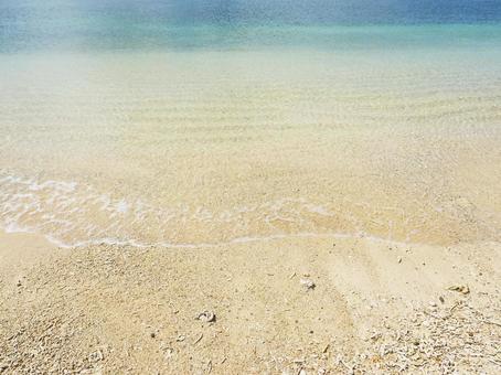 砂浜の波打ち際 砂浜の波打ち際の写真