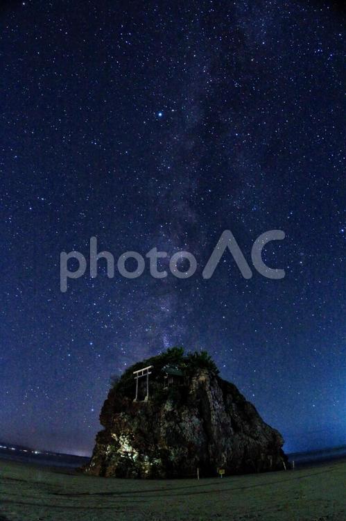 稲佐の浜・辨天島と星空・天の川 稲佐の浜,辨天島,星空の写真素材