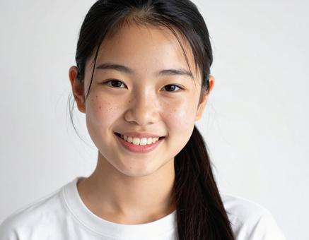 カメラ目線で微笑む少女 カメラ目線で微笑む少女の写真