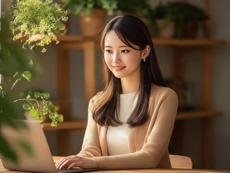 ウッド調のオフィス空間で仕事をする女性 ウッド調のオフィス空間で仕事をする女性の写真