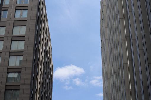 高層ビルの間に白い雲と青空の街並み 高層ビルの間に白い雲と青空の街並み 高層ビル,白い,雲の写真素材