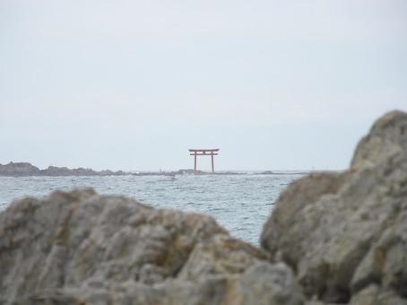 海に浮かぶ鳥居の写真