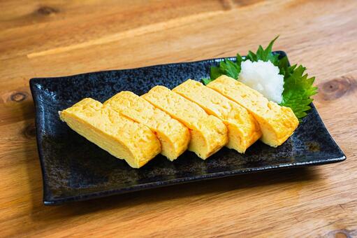 黒い皿に盛り付けただし巻き卵と大根おろし だし巻き玉子,卵料理,和食の写真素材