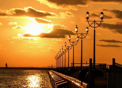 北海道(釧路)夕焼けと並ぶ街灯 北海道(釧路)夕焼けと並ぶ街灯 夕焼け,北海道,釧路の写真素材