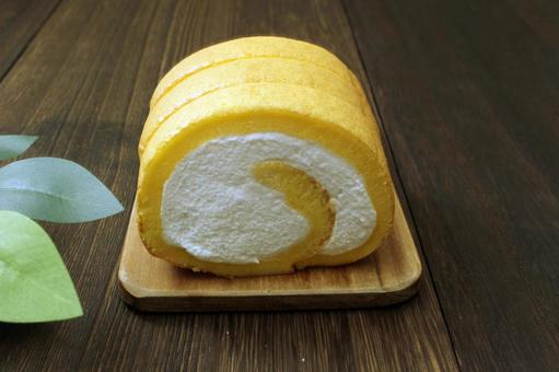 クリームたっぷりロールケーキ クリームたっぷりロールケーキ ロールケーキ,ケーキ,クリームの写真素材