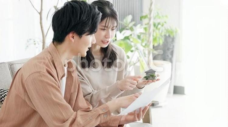 一軒家の間取りを考えるカップル 不動産,カップル,夫婦の写真素材
