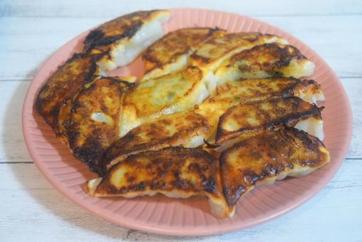羽根つき焼き餃子 羽根つき焼き餃子 餃子,焼き餃子,羽根つきの写真素材
