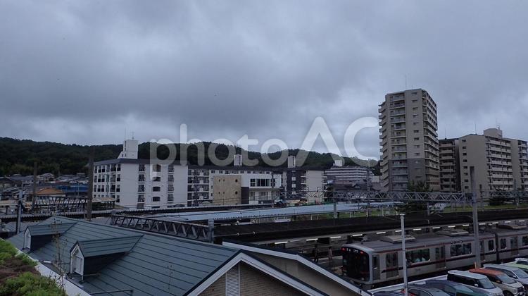 三田駅前周辺の景色 鉄道,空,曇りの写真素材