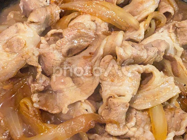 調理中の生姜焼き　豚肉　玉ねぎ　生姜 調理中の生姜焼き,生姜焼き,豚肉の写真素材