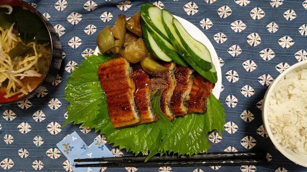 今日のおうちごはんはウナギのかば焼き 今日のおうちごはんはウナギのかば焼き ウナギ,かば焼き,うなぎの写真素材