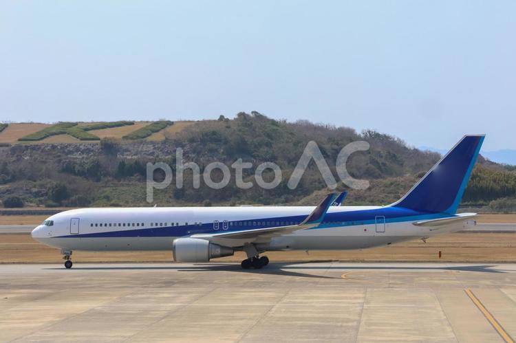 大空と海の交差点—長崎空港の風景 長崎空港,飛行機,航空写真の写真素材