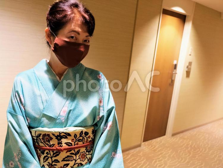 内廊下で微笑む着物の女性 内廊下,女性,立ち止まるの写真素材
