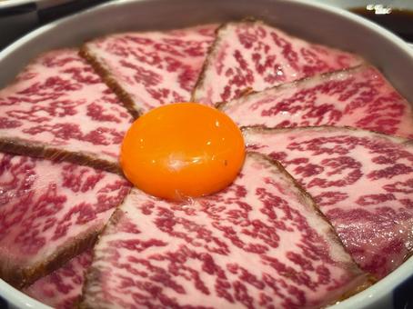 霜降り牛肉と卵黄の豪華な料理アップ 霜降り牛肉,卵黄,肉料理の写真素材
