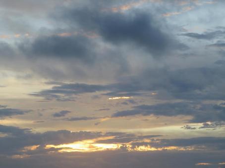 夕立の後の夕焼け（悪天候、入道雲） 雲,夕焼け,朝焼けの写真素材