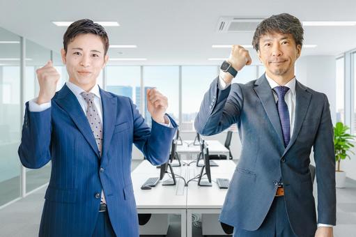 ガッツポーズするビジネスマン達 ガッツポーズするビジネスマン達 オフィス,男性,スーツの写真素材