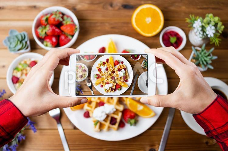 家カフェを楽しむ人 料理,ケーキ,デザートの写真素材