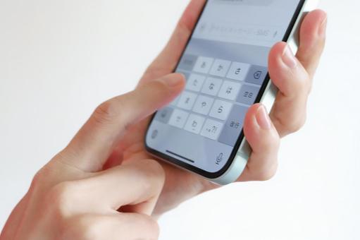 スマホでメッセージを入力する手元 スマホでメッセージを入力する手元 スマホ,メッセージ,入力の写真素材