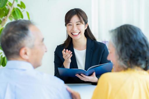 シニア夫婦と話すコンサルタント シニア夫婦と話すコンサルタント コンサルタント,笑顔,相談の写真素材