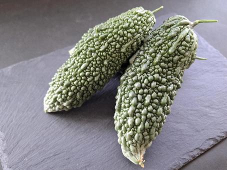 採れたて夏野菜ゴーヤ_黒バック_3 採れたて夏野菜ゴーヤ_黒バック_3の写真