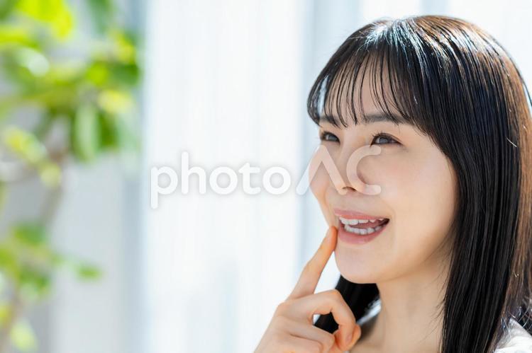 若い日本人女性の美容イメージ 若い女性,笑顔,美容の写真素材