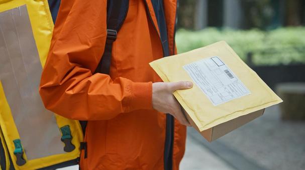 配達物を持っている配達員 配達,フードデリバリー,デリバリーの写真素材