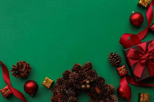 緑を背景にしたクリスマスのイメージ クリスマス,飾り,リースの写真素材