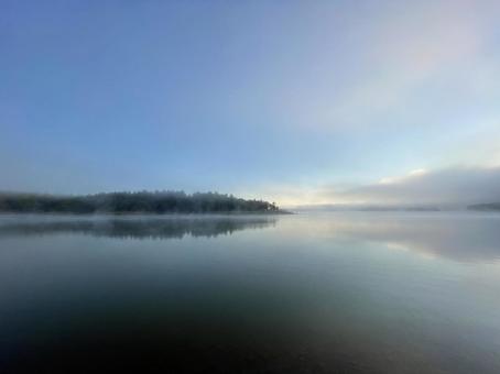 朱鞠内湖の風景09(朝霧) 朱鞠内湖の風景09(朝霧) 朱鞠内湖,霧,朝の写真素材