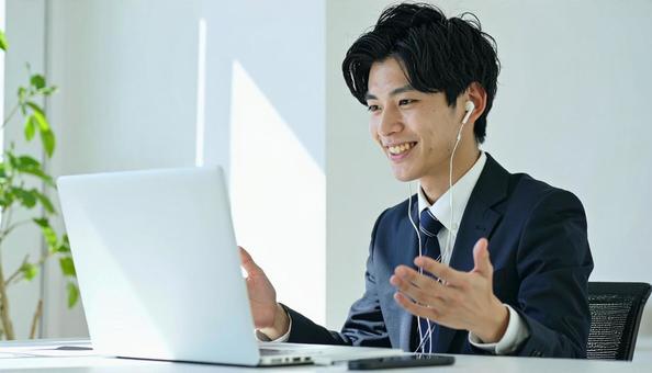 Web面接を受ける男性 Web面接を受ける男性の写真