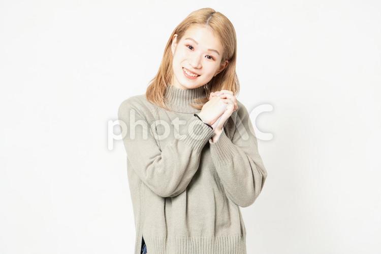 手を組んでお願いするセーターを着た女性 指,手,組むの写真素材