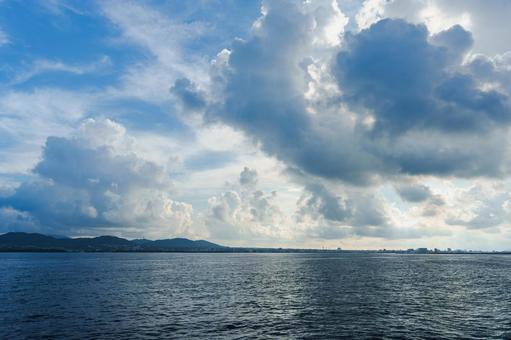 海と島と雲 石垣港の遠景 海と島と雲 石垣港の遠景 海,空,島の写真素材
