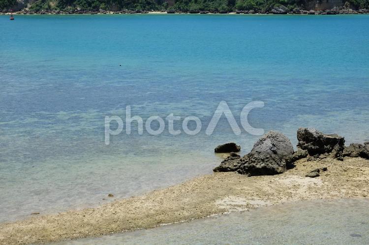 透明で下が見える綺麗な海と岩と砂の浅瀬 浅瀬,小島,岩の写真素材