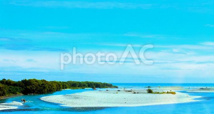 ぐるっと回りこんで流れる川の水と水平線 水平線,海,駿河湾の写真素材