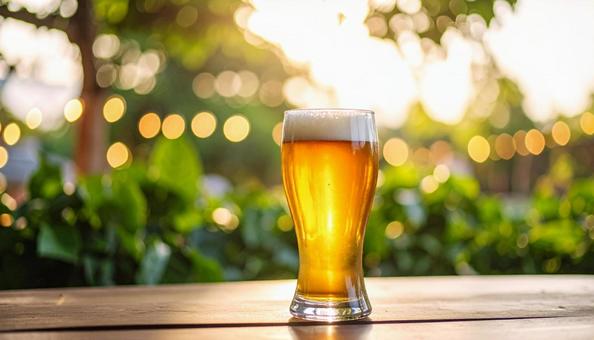 テーブルに置かれた生ビール テーブルに置かれた生ビールの写真