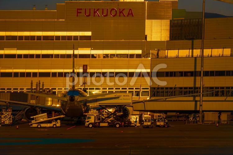 福岡空港の夕景 空港,夕景,建物の写真素材