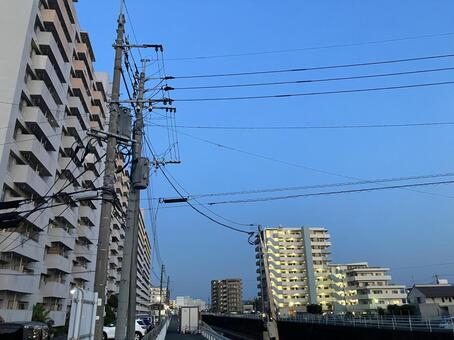 夕暮れの電柱と空 電柱,夜景,電線の写真素材