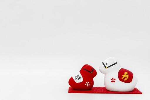 紅白の馬の置物と新年のイメージ 午,午年,干支の写真素材