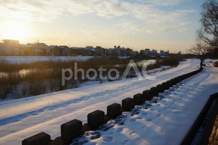 【石川県金沢市】冬に積雪した犀川河川敷の風景 夕焼け 雪,河川敷,河原の写真素材