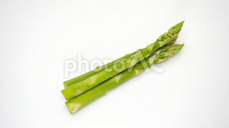 アスパラガスの束　白背景 アスパラガス,野菜,緑黄色野菜の写真素材