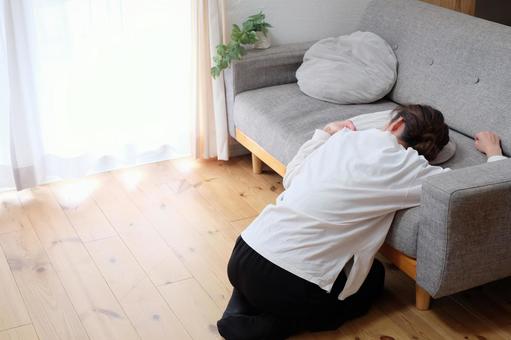 ソファーで休む40代女性 不安,失敗,苦しいの写真素材