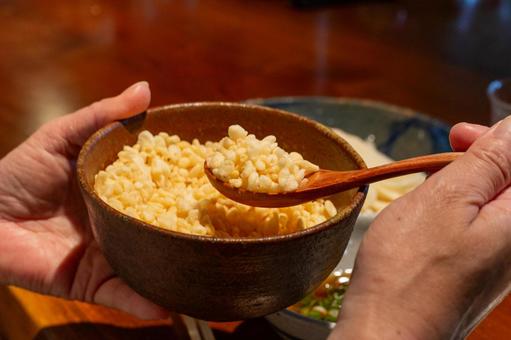 薬味の揚げ玉をすくう 薬味の揚げ玉をすくうの写真