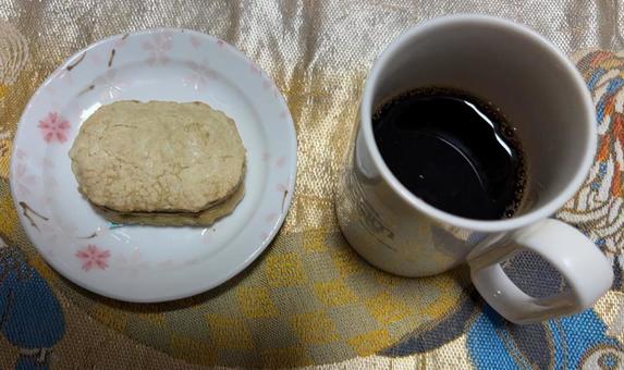 ドリップ珈琲とお菓子静岡茶ダックワーズ コーヒータイム,コーヒーブレイク,カルディの写真素材