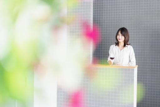 ワインをテイスティングする女性ソムリエ ワインをテイスティングする女性ソムリエ 家,品質,テストの写真素材