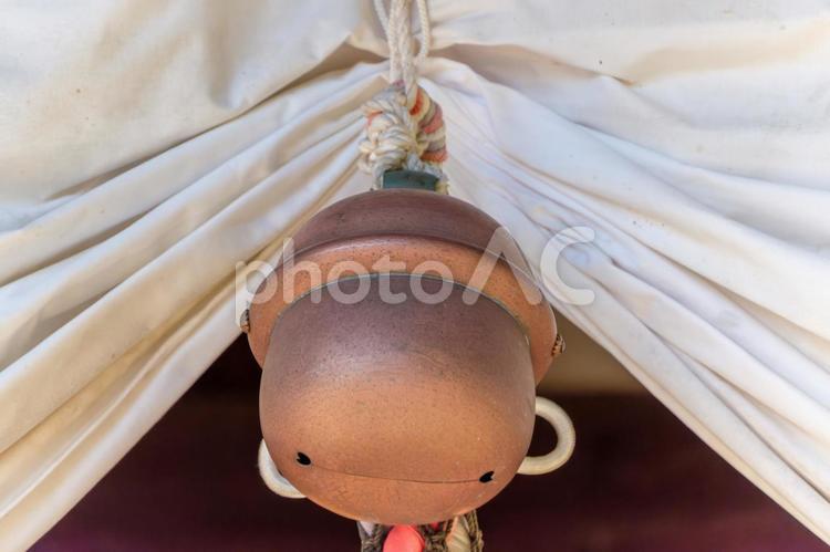  神社に吊るされた大鈴 鈴,神社,茶色の写真素材