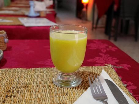 モロッコのオレンジとアボカドのジュース モロッコのオレンジとアボカドのジュース アボカドジュース,オレンジジュース,ミックスジュースの写真素材