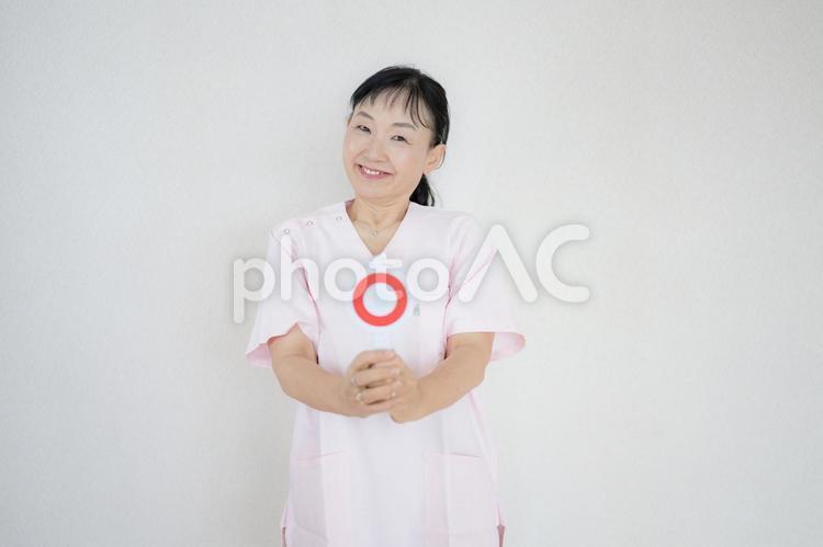 丸を持ったケア系中高年女性(その３) マルバツ,女性,クイズの写真素材